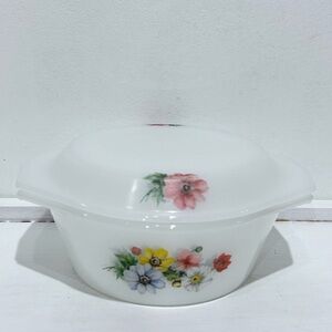 Vintage Arcopal France 'Anemone' Milk Glass Casserole Dish‎ with Lid